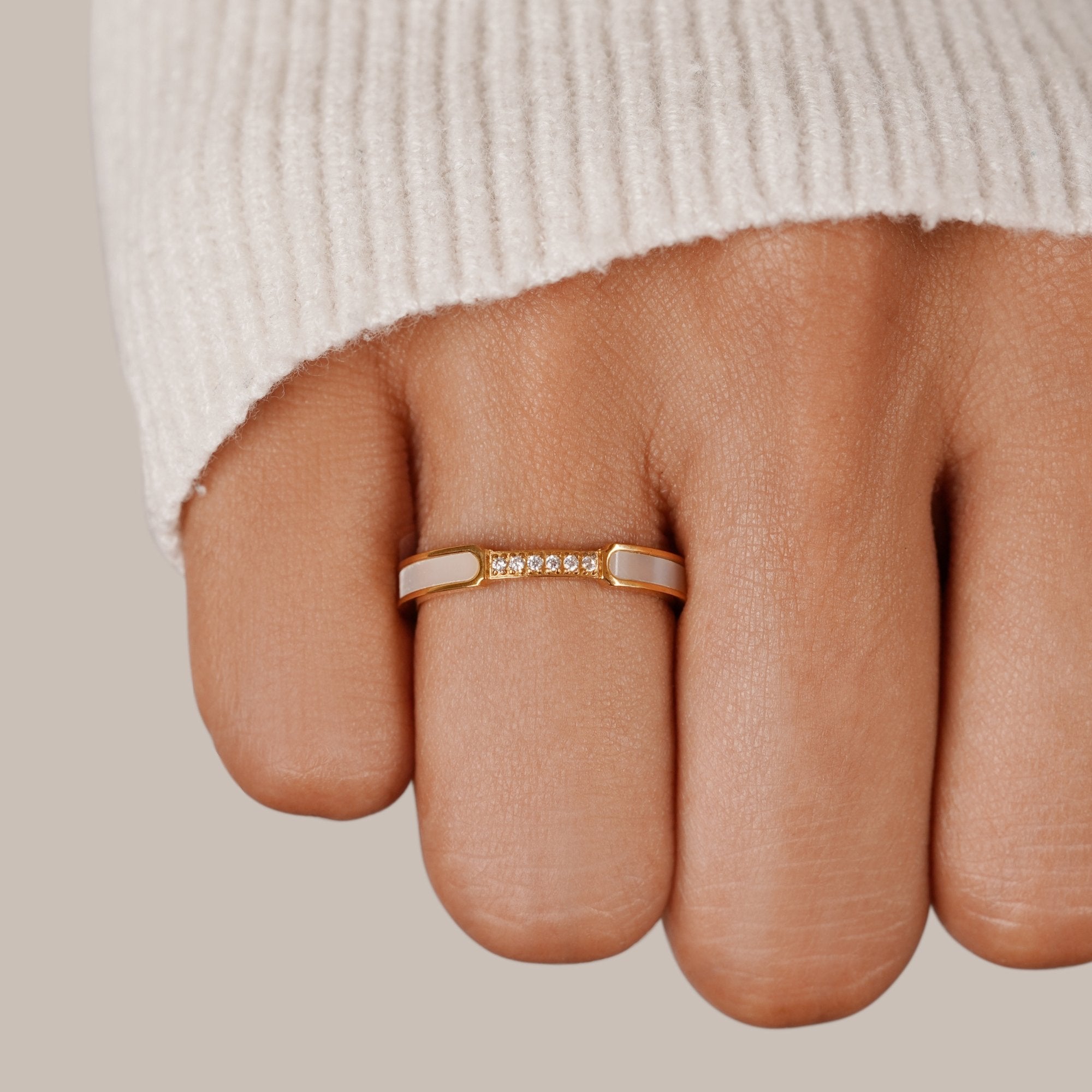 Elegance and Timeless Ring with Crystal